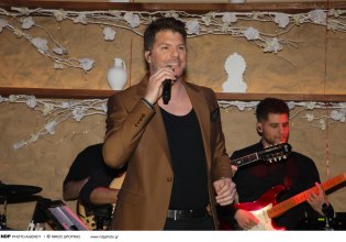 Λούκας Γιώρκας: Η πρεμιέρα με φίλους σε μουσική σκηνή του Πειραιά