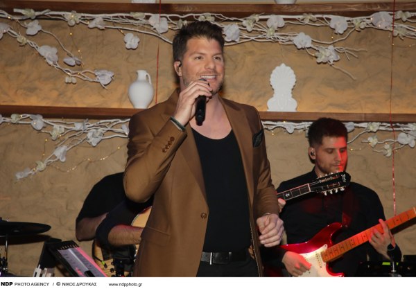 Λούκας Γιώρκας: Η πρεμιέρα με φίλους σε μουσική σκηνή του Πειραιά