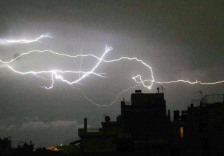 Άνοιξαν οι ουρανοί στην Αττική – Πού σημειώνονται έντονες βροχοπτώσεις