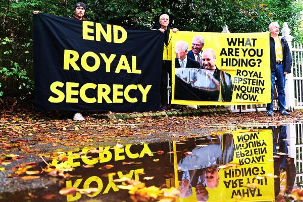 «15 χρόνια συγκάλυψης»: ‘Ενοχη σιωπή του Παλατιού για Άντριου-Έπσταϊν καταγγέλλουν οι Times