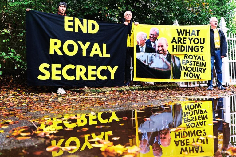 «15 χρόνια συγκάλυψης»: ‘Ενοχη σιωπή του Παλατιού για Άντριου-Έπσταϊν καταγγέλλουν οι Times