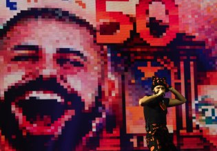 Από τα viral βίντεο στο TikTok στη Βιέννη και τη Eurovision: Ποιος είναι ο Akylas που έχει ξεσηκώσει την Ελλάδα με το Ferto;