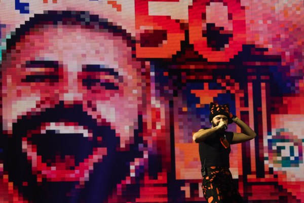 Από τα viral βίντεο στο TikTok στη Βιέννη και τη Eurovision: Ποιος είναι ο Akylas που έχει ξεσηκώσει την Ελλάδα με το Ferto;