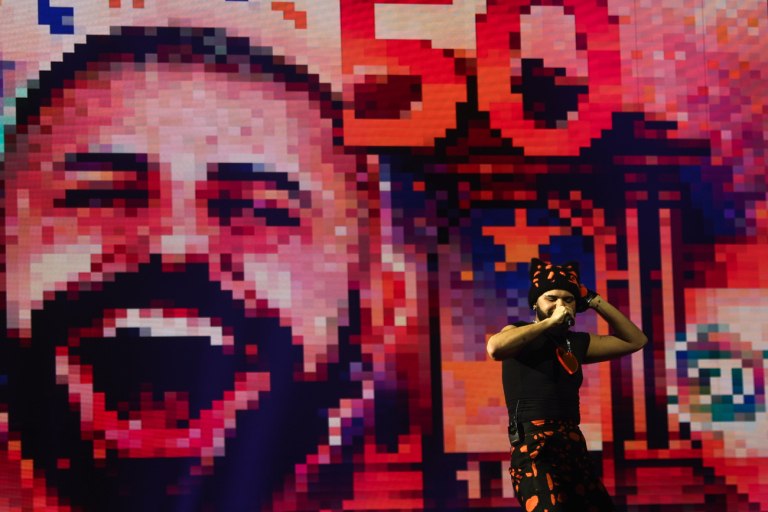 Από τα viral βίντεο στο TikTok στη Βιέννη και τη Eurovision: Ποιος είναι ο Akylas που έχει ξεσηκώσει την Ελλάδα με το Ferto;