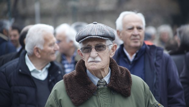 εικόνα που δείχνει συνταξιούχους
