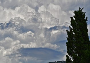 Καιρός: Λίγες νεφώσεις με πτώση της θερμοκρασίας στα ανατολικά – Πού θα βρέξει