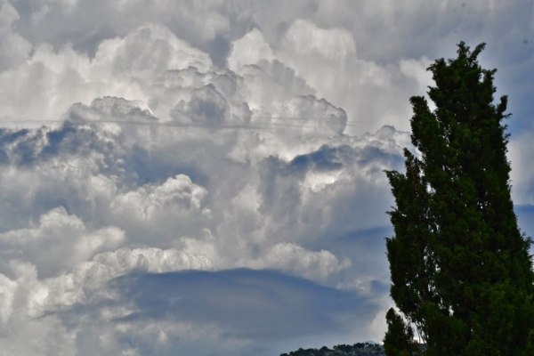 Καιρός Τρίτης: Νεφώσεις με τοπικές βροχές και ομίχλες – Πότε αναμένεται νέα επιδείνωση