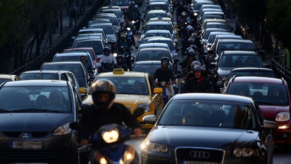 Κίνηση: Στο «κόκκινο» κεντρικοί δρόμοι στην Αττική – Πού εντοπίζονται αυξημένα προβλήματα και καθυστερήσεις
