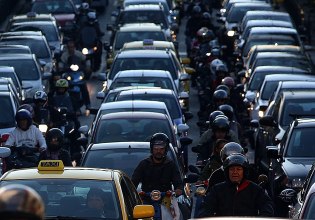 Αυξημένη κίνηση στους δρόμους της Αττικής – Μεγάλες καθυστερήσεις στην Περιφερειακή Αιγάλεω λόγω τροχαίου