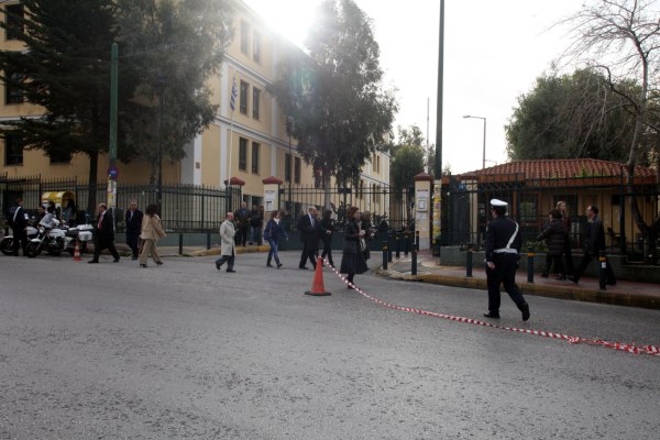 Συνελήφθη ζευγάρι με μαχαίρια στα δικαστήρια Ευελπίδων