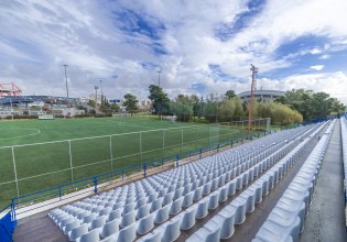 Ολοκληρώθηκε η κερκίδα 1.500 θέσεων στο γήπεδο ποδοσφαίρου 11×11 του Σ.Ε.Φ. από τον Δήμο Πειραιά