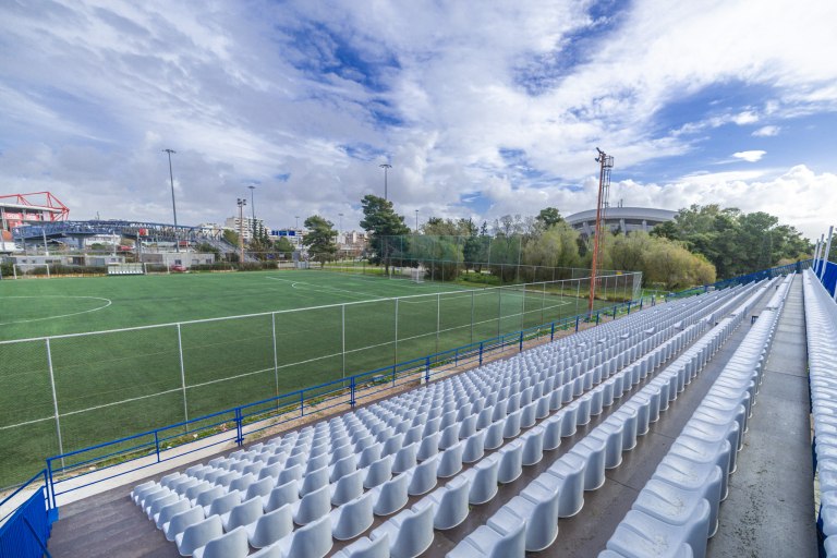 Ολοκληρώθηκε η κερκίδα 1.500 θέσεων στο γήπεδο ποδοσφαίρου 11×11 του Σ.Ε.Φ. από τον Δήμο Πειραιά