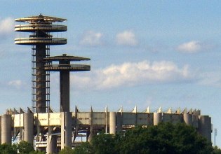 Πολιτικός στις ΗΠΑ «βλέπει» UFO κρυμμένο σε κοινή θέα και το διαδίκτυο ζει εποχές Men in Black