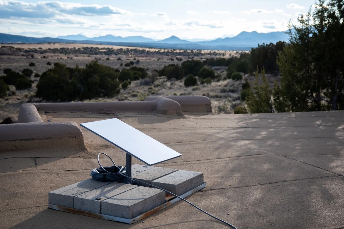 Οι συνδρομητές του Starlink χρησιμοποιούν ένα μικρό δορυφορικό πιάτο για να συνδέονται στην υπηρεσίαΟι συνδρομητές του Starlink χρησιμοποιούν ένα μικρό δορυφορικό πιάτο για να συνδέονται στην υπηρεσία