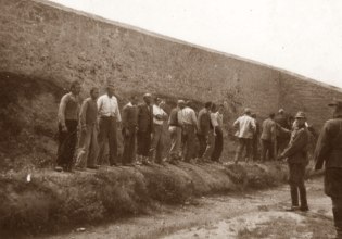 200 της Καισαριανής: «Κάποτε τα μυδράλια σταμάτησαν» – Τι λένε μάρτυρες της φρίκης και συγγενείς εκτελεσθέντων