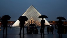 Το Λούβρο γυρίζει σελίδα: Ο Κριστόφ Λεριμπό αναλαμβάνει μια μέρα μετά την παραίτηση της Λοράνς ντε Καρ