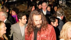 Ο Τζέισον Μομόα συγκρίνει το τηλεοπτικό του ξεκίνημα με το «να πηγαίνεις στο κολέγιο»