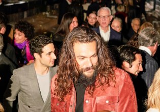 Ο Τζέισον Μομόα συγκρίνει το τηλεοπτικό του ξεκίνημα με το «να πηγαίνεις στο κολέγιο»