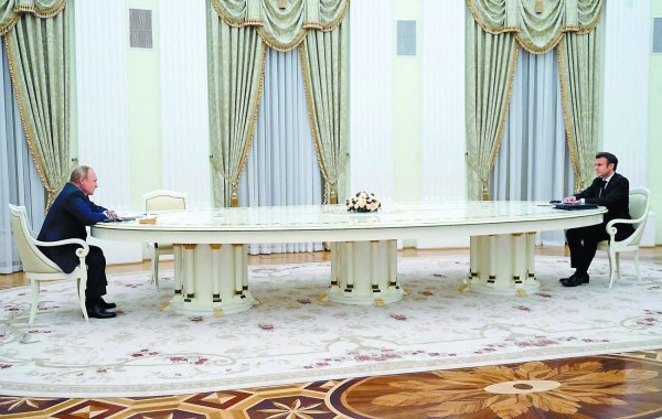 Μακρόν: Θέλει «να οργανώσει» με τους Ευρωπαίους διάλογο με τον Πούτιν χωρίς «υπερβολικά πολλούς συνομιλητές»