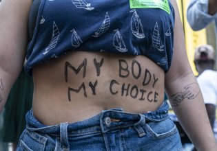 «Όχι» της Κομισιόν σε νέο χρηματοδοτικό πρόγραμμα για τις αμβλώσεις