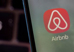 Airbnb: Τα έσοδα του 1 δισ., οι κόφτες και η επόμενη ημέρα