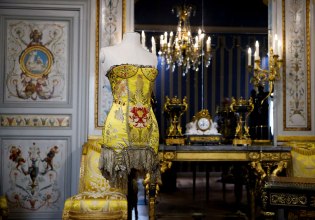 Versace: Με τον Βέλγο οραματιστή Pieter Mulier στο τιμόνι ξεκινάει νέο κεφάλαιο – Το ρίσκο