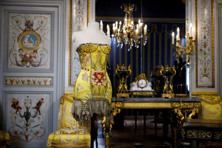 Versace: Με τον Βέλγο οραματιστή Pieter Mulier στο τιμόνι ξεκινάει νέο κεφάλαιο – Το ρίσκο