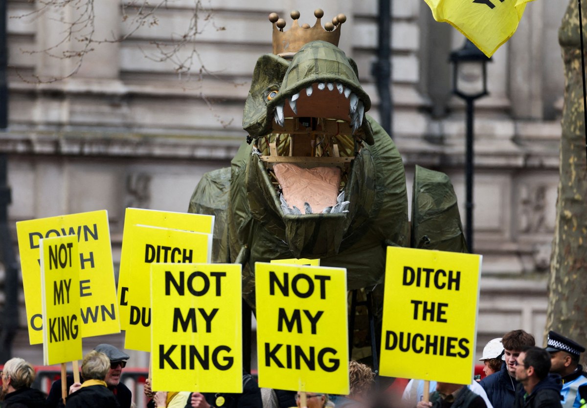 Brand σε κρίση: Μπορεί η βρετανική μοναρχία να «συνέλθει» μετά τη σύλληψη του έκπτωτου πρίγκιπα Άντριου;