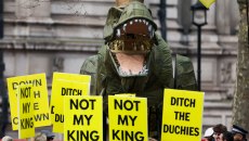 Brand σε κρίση: Μπορεί η βρετανική μοναρχία να «συνέλθει» μετά τη σύλληψη του έκπτωτου πρίγκιπα Άντριου;