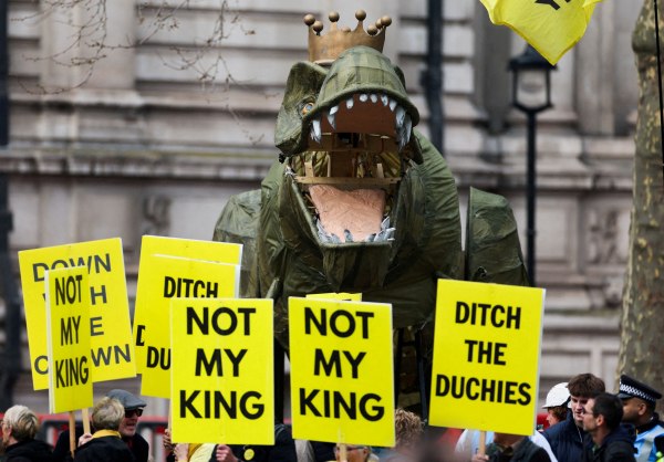 Brand σε κρίση: Μπορεί η βρετανική μοναρχία να «συνέλθει» μετά τη σύλληψη του έκπτωτου πρίγκιπα Άντριου;