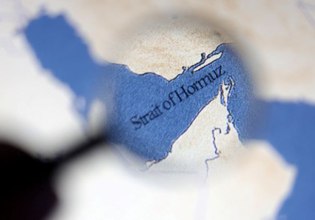 Σε αυξημένη επιφυλακή τα ελληνικά πλοία που πλέουν στα Στενά του Ορμούζ – Το σήμα από το υπουργείο Ναυτιλίας