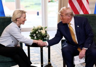 EE: Παγώνει την επικύρωση της εμπορικής συμφωνίας με τις ΗΠΑ μετά την απόφαση του Ανώτατου Δικαστηρίου