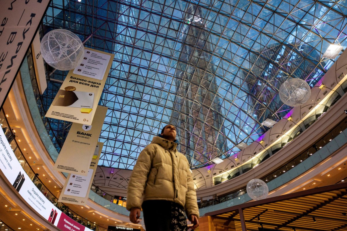 Σφίγγοντας το ζωνάρι στη Ρωσία – Άδεια πορτοφόλια και ψυγεία για τον πόλεμο του Πούτιν