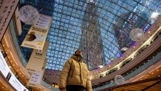 Σφίγγοντας το ζωνάρι στη Ρωσία – Άδεια πορτοφόλια και ψυγεία για τον πόλεμο του Πούτιν