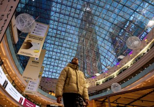 Σφίγγοντας το ζωνάρι στη Ρωσία – Άδεια πορτοφόλια και ψυγεία για τον πόλεμο του Πούτιν