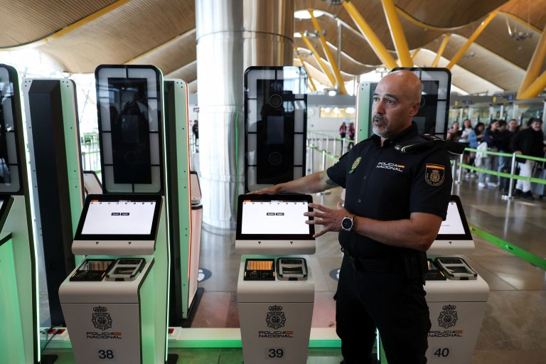 ΕΕ: Η ταξιδιωτική βιομηχανία φοβάται πλήγμα στην καλοκαιρινή σεζόν από τους νέους βιομετρικούς ελέγχους στα σύνορα