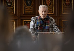 Ο Ίαν ΜακΚέλεν καταγγέλλει τον ρατσισμό με έναν συγκλονιστικό μονόλογο Σαίξπηρ