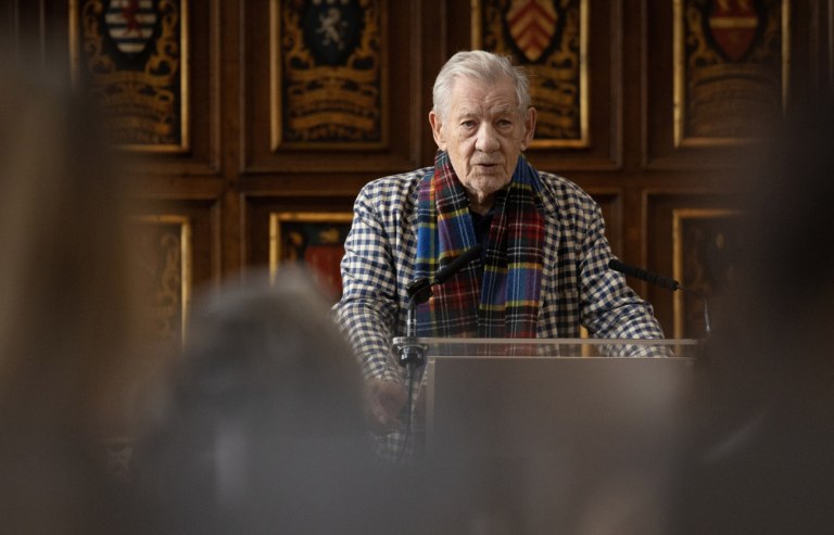 Ο Ίαν ΜακΚέλεν καταγγέλλει τον ρατσισμό με έναν συγκλονιστικό μονόλογο Σαίξπηρ