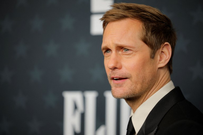 Ο Αλεξάντερ Σκάρσγκορντ έχει συνηθίσει να υποδύεται σκοτεινούς χαρακτήρες - Οι καλόκαρδοι τον αγχώνουν