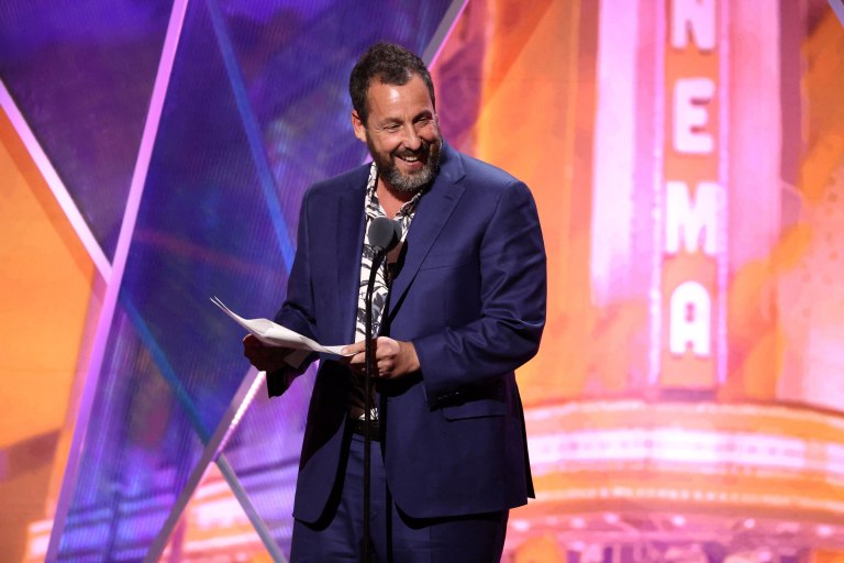 Ο Άνταμ Σάντλερ νοσταλγεί τη συνεργασία του με τον Φίλιπ Σέιμουρ Χόφμαν στην ταινία «Χτυπημένος από έρωτα»