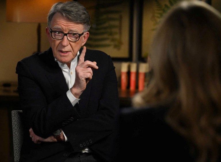 Σκάνδαλο στη Βρετανία από τα έγγραφα Έπσταϊν – Ο πρώην πρεσβευτής Μάντελσον του έστειλε κυβερνητικό έγγραφο