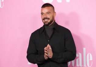 «Ξέρω πόσο βαρύ είναι»: Ο Ρίκι Μάρτιν συγκινήθηκε με τη δήλωση του Bad Bunny στα Grammy υπέρ των μεταναστών