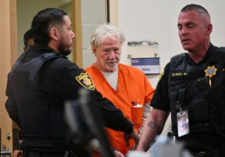 Ο Τίμοθι Μπάσφιλντ παραπέμπεται επισήμως σε δίκη με τέσσερις κατηγορίες για σεξουαλική κακοποίηση ανηλίκου