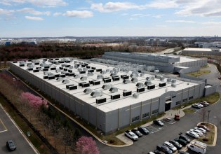 «Όχι στη γειτονιά μας» – Κοινότητες ξεσηκώνονται κατά των data center της ΑΙ