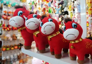 Η Κίνα στο έτος του Πύρινου Αλόγου – Μεταξύ εορταστικής ατμόσφαιρας και οικονομικής ανασφάλειας