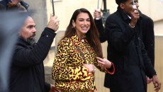 Η Dua Lipa ορίζει τη νέα εποχή της μόδας Boom Boom ως αντίδοτο στη ζοφερή πραγματικότητα