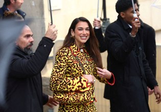 Η Dua Lipa ορίζει τη νέα εποχή της μόδας Boom Boom ως αντίδοτο στη ζοφερή πραγματικότητα