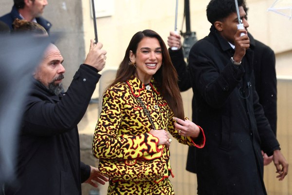 Η Dua Lipa ορίζει τη νέα εποχή της μόδας Boom Boom ως αντίδοτο στη ζοφερή πραγματικότητα