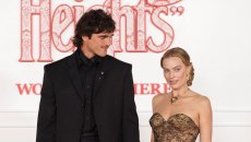 Η Μάργκοτ Ρόμπι φοράει το κολιέ Taj Mahal των 8 εκατ. δολαρίων της Ελίζαμπεθ Τέιλορ – Η βαριά ιστορία του κοσμήματος