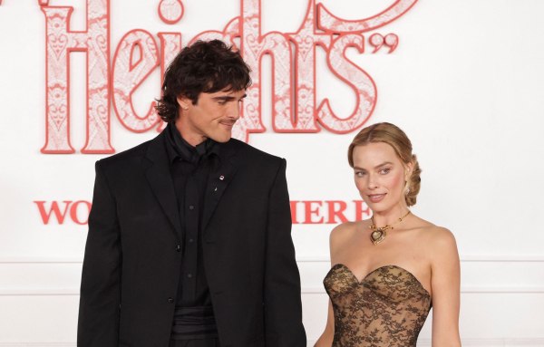 Η Μάργκοτ Ρόμπι φοράει το κολιέ Taj Mahal των 8 εκατ. δολαρίων της Ελίζαμπεθ Τέιλορ – Η βαριά ιστορία του κοσμήματος